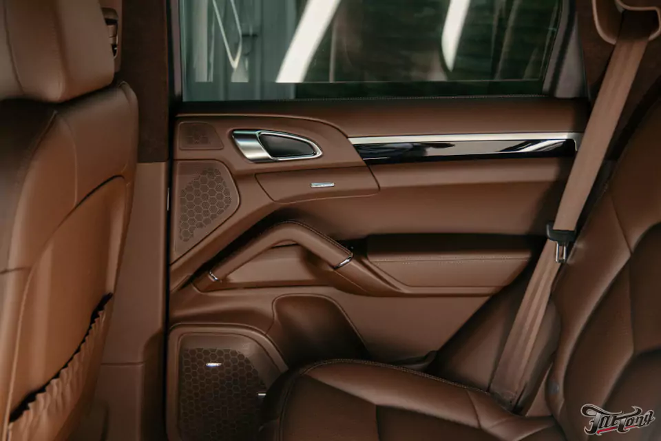Частичный пошив салона Porsche Cayenne в кожу, полировка и керамика кузова